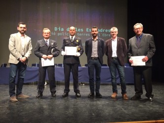 L’inspector de la Policia Local d’Amposta, Josep Massana, l’agent Ramon Nadal i l’Hospital Comarcal d’Amposta condecorats durant el Dia de les Esquadres